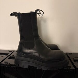 Bottega veneta tire black leather boots